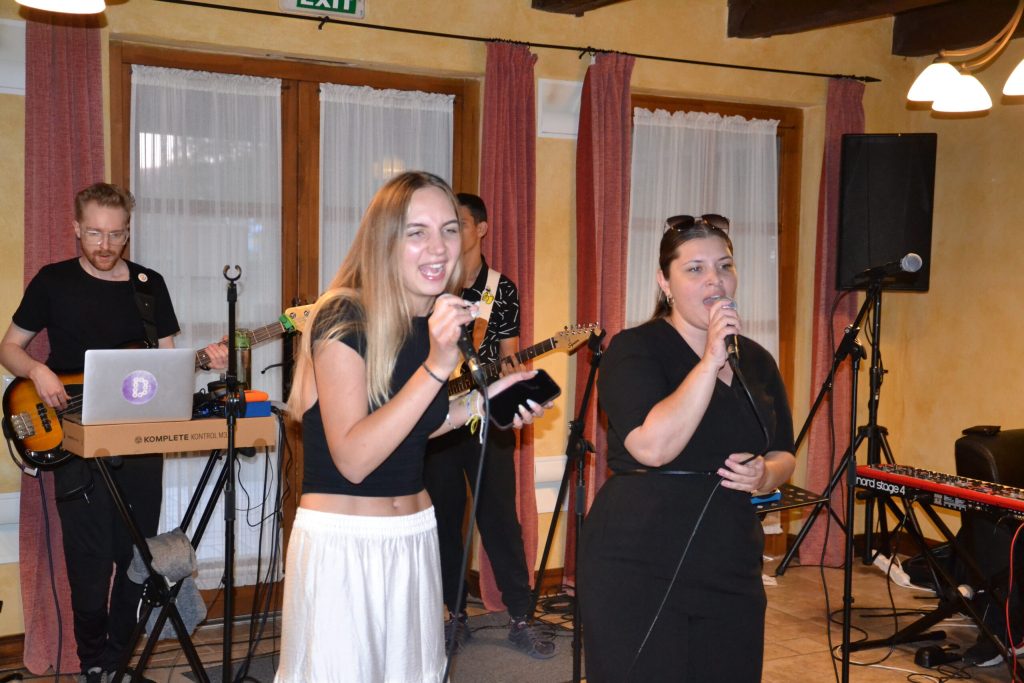 band-nyilt-szekcio-scaled-1
