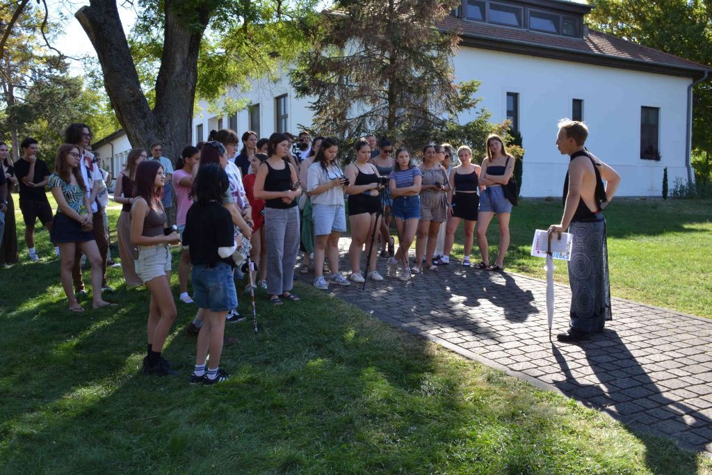 szín 2